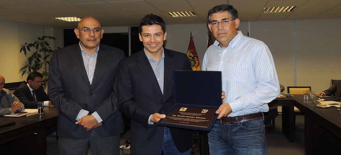 La CNI y CADINPAZ distinguieron a director Hernán Paredes La CNI y CADINPAZ distinguieron a director Hernán Paredes